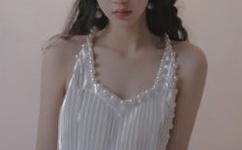 宝宝把腿抬得很高一点